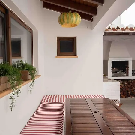 The Old House With Heated Pool, Bbq, Fireplace 度假居