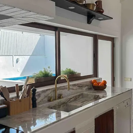 The Old House With Heated Pool, Bbq, Fireplace