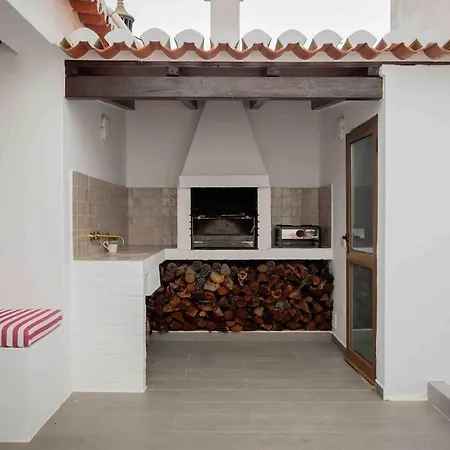 בית נופש The Old House With Heated Pool, Bbq, Fireplace אודסש